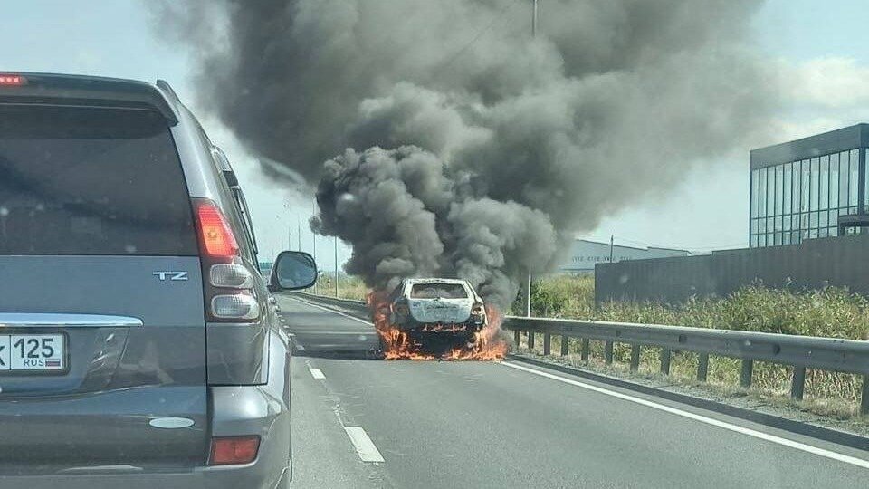 Во Владивостоке сгорела машина