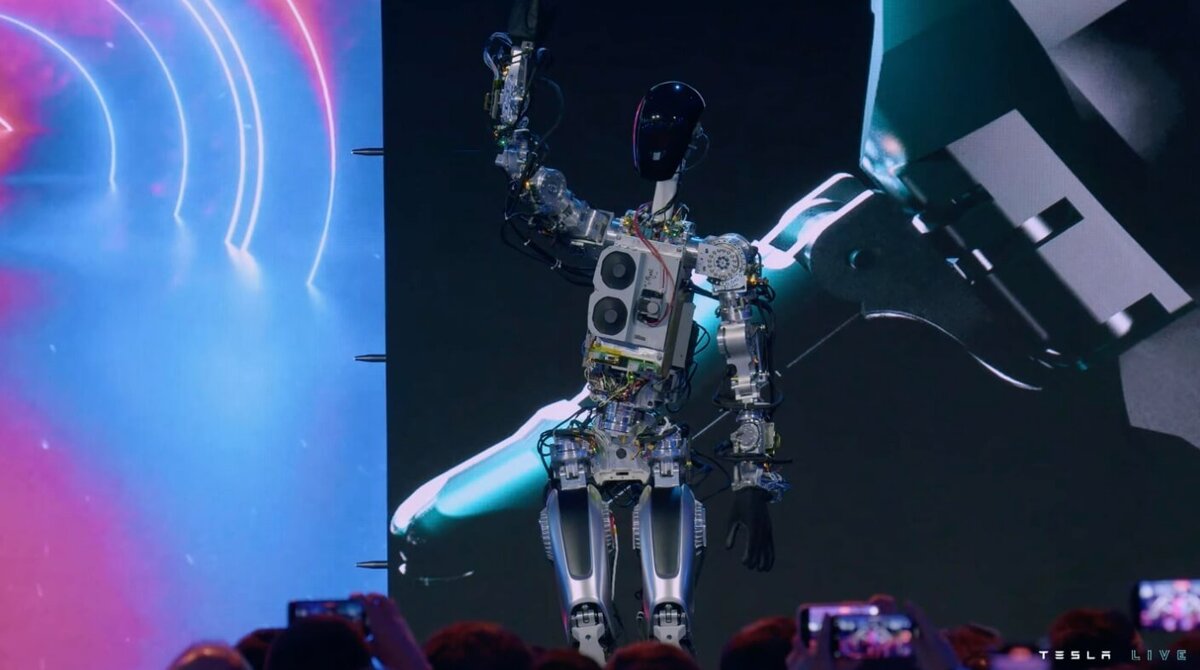    Первый прототип Tesla Optimus