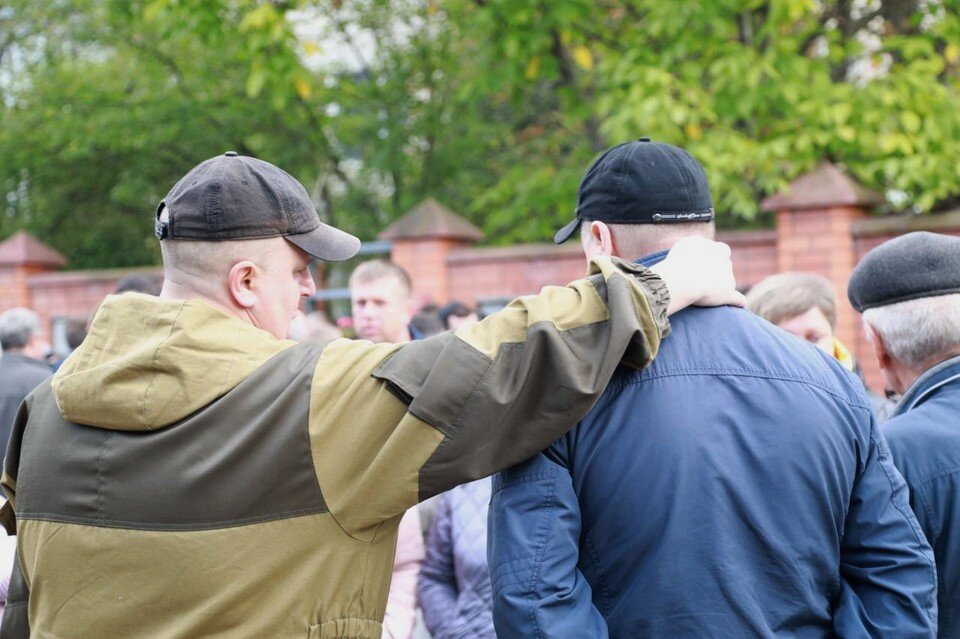     Мобилизованных провожали родственники, друзья... Антон ШАПОВАЛОВ