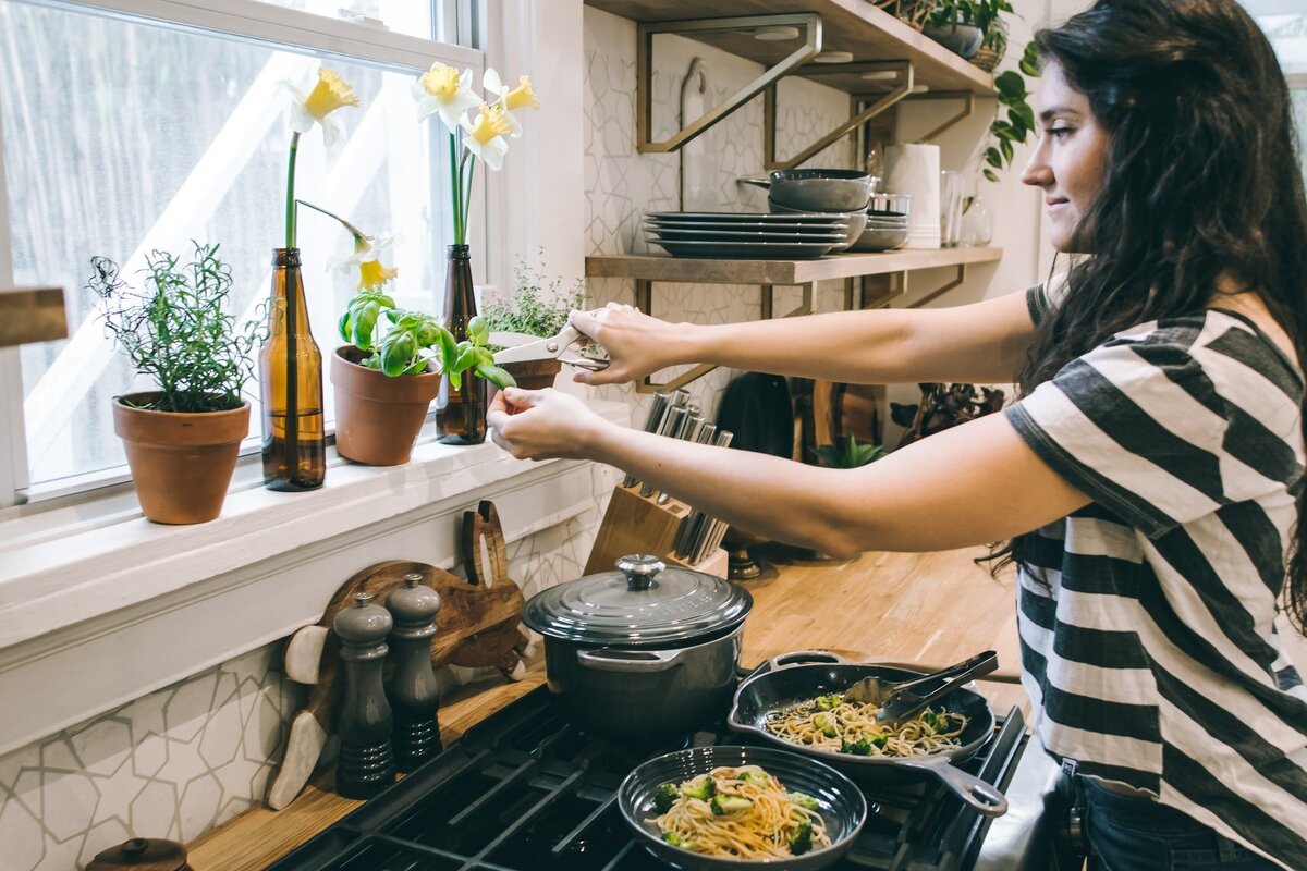     8 лучших лайфхаков для кухни: как сохранить продукты, быстро разогреть еду и нарезать овощи