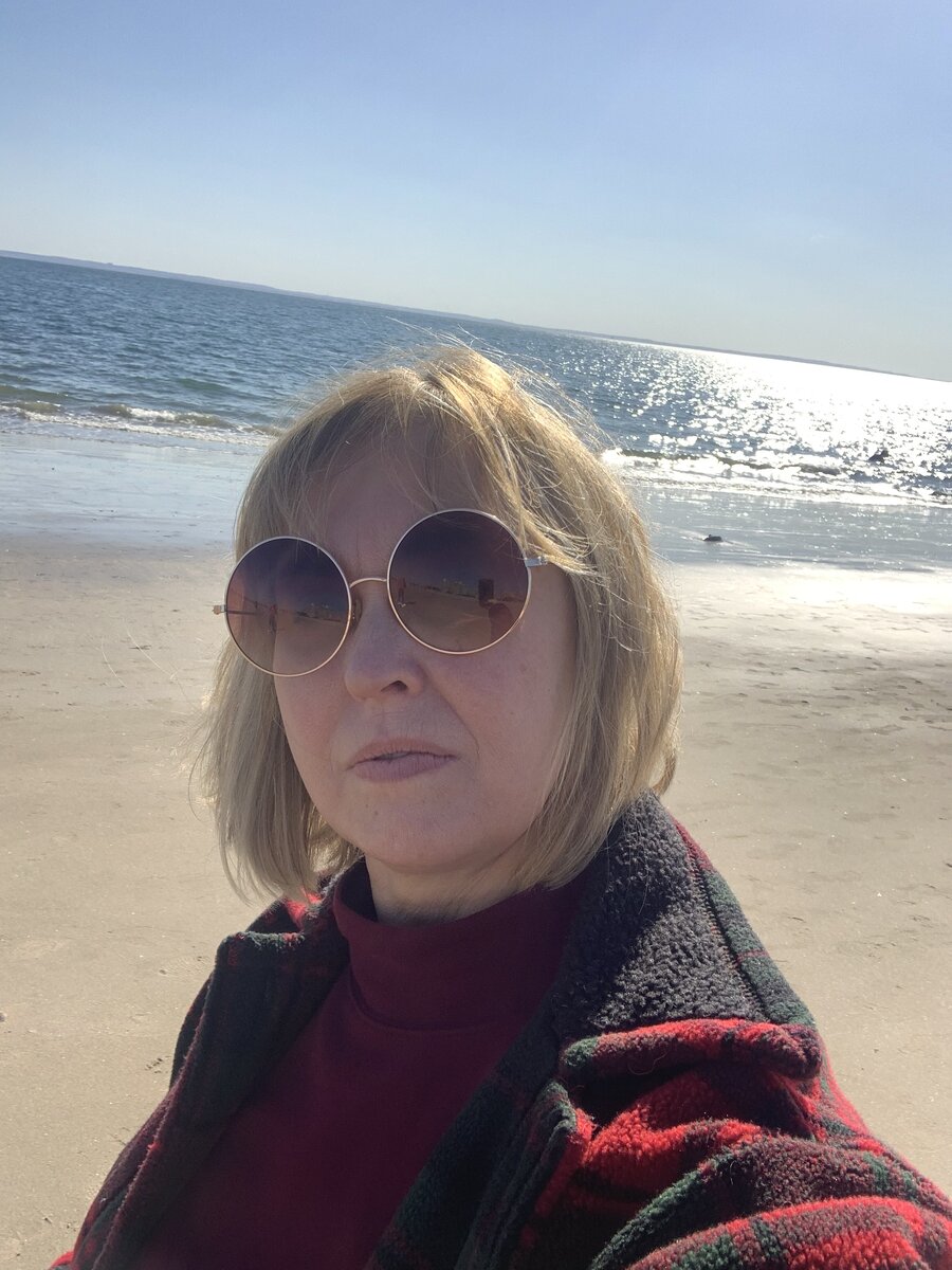 Песочек - нормальный, желтовато-коричневый. Вода - океанская. Ножки намочила. Из четырёх классических океанов осталось помочить ноги в Индийском. 