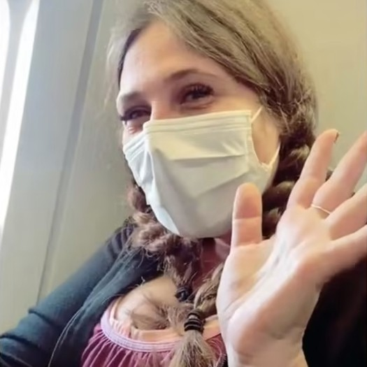 Счастливая попутчица, которая либо случайно, либо благодаря вмешательству судьбы встретила своего первого татуировщика.