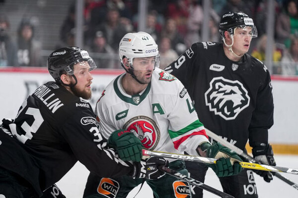 Александр Радулов борется за шайбу с игроками "Трактора". Обложка © Сайт ХК "Ак Барс"