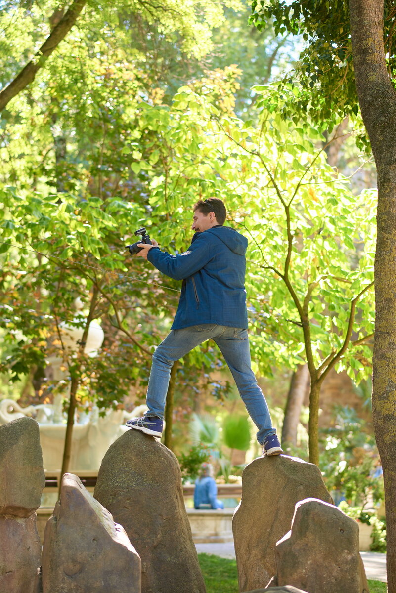 Фотографирует группу без штатива и коптера