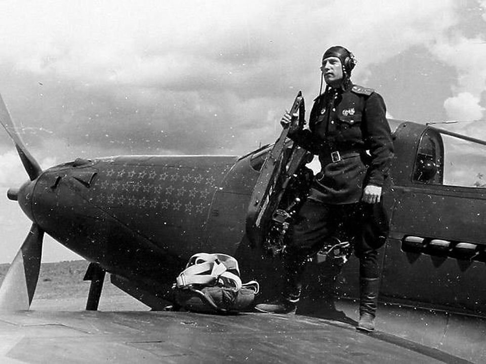 Командир 9-й гвардейской авиадивизии гвардии полковник Александр Иванович Покрышкин. Германия, 1945 г.