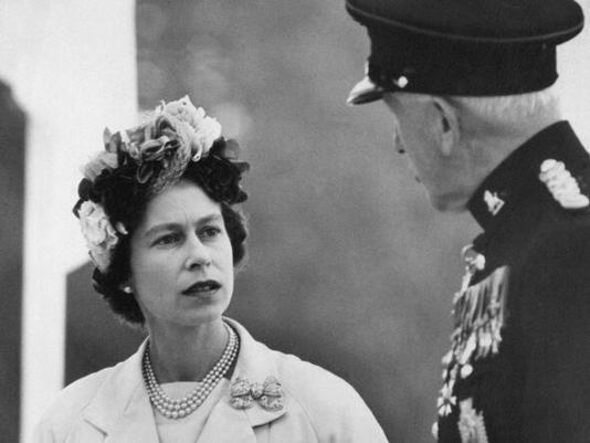 Королева Елизавета II носит жемчужное ожерелье из трех нитей, 1960 год.