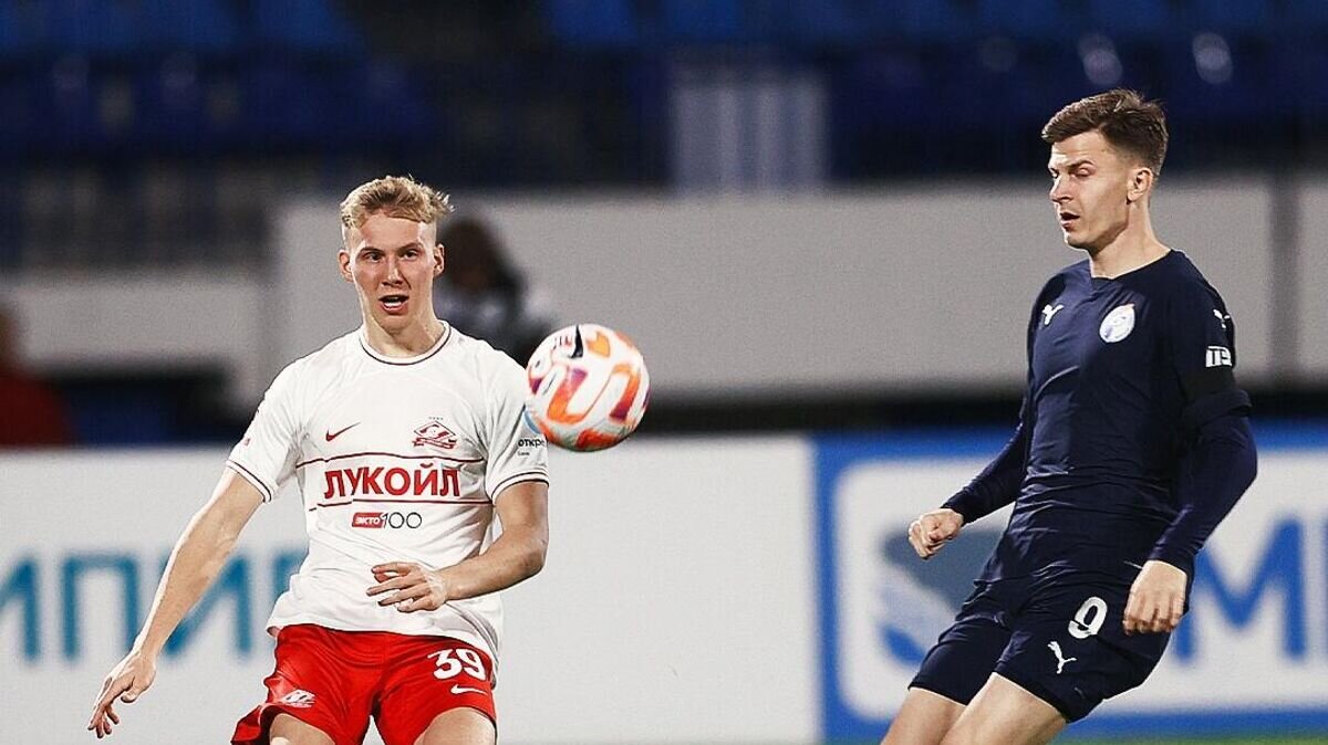    Защитник "Спартака" Павел Маслов (слева) в матче с "Факелом"© пресс-служба ФК "Спартак"