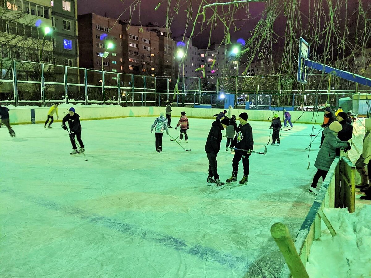 Зимой в городе было 36 открытых катков. Каток. Открытый каток. Каток маленький. Небольшой каток.