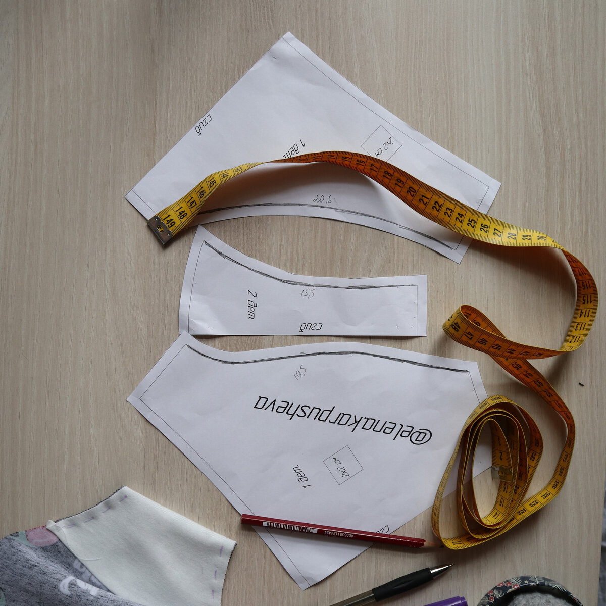 Вам понадобится сантиметр или гибкая линейка. Измеряю по линии трусишек (выделено карандашом, не по припуску).