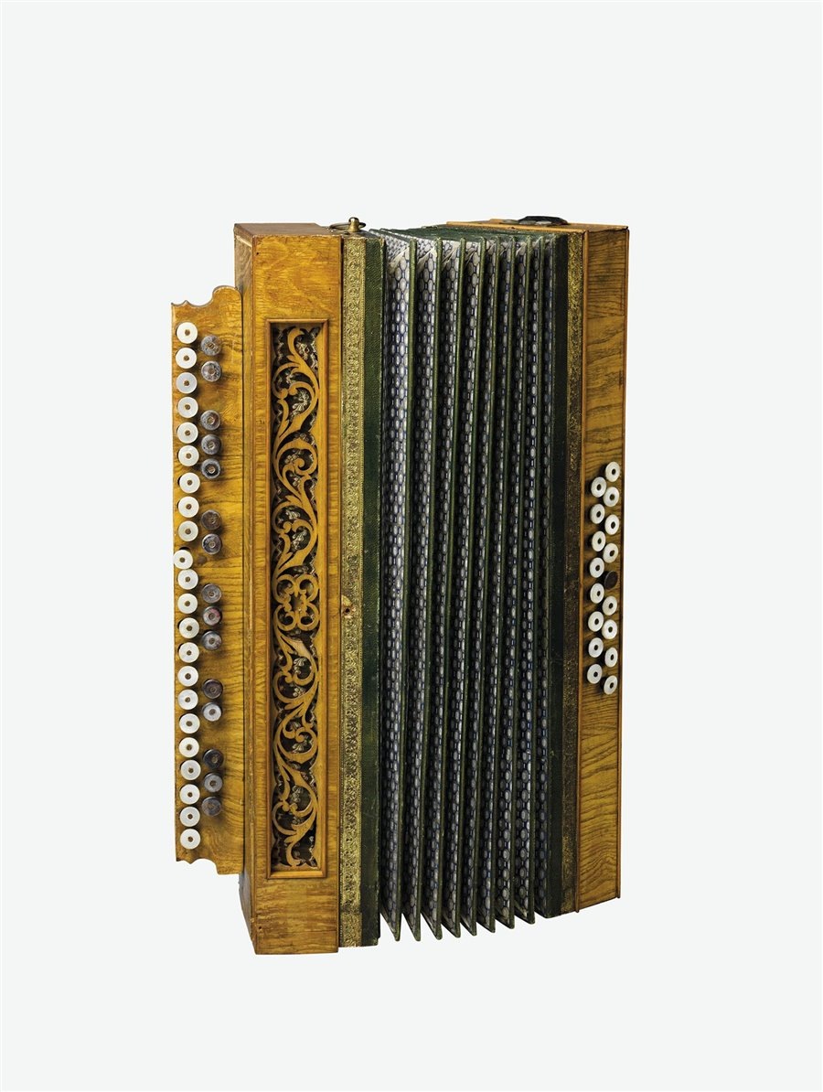 Простой инструмент. Аккордеон бельгийского происхождения с расположением кнопок и 17 басов, похожий на клавиатуру фортепиано, датированный примерно 1890 годом. Музей Метрополитен, Нью-Йорк.