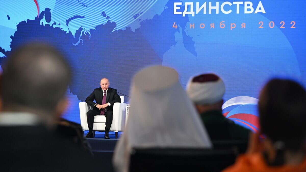   Президент РФ Владимир Путин на встрече с историками и представителями традиционных религий России в рамках мероприятий, посвящённых Дню народного единства© РИА Новости / Григорий Сысоев