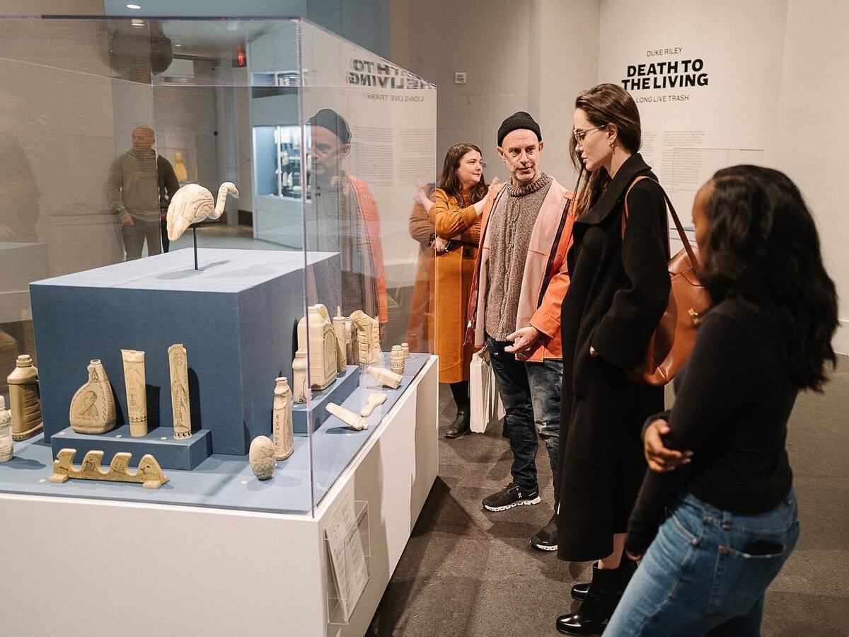    Анджелина Джоли появилась в музееСоцсети Анджелины Джоли