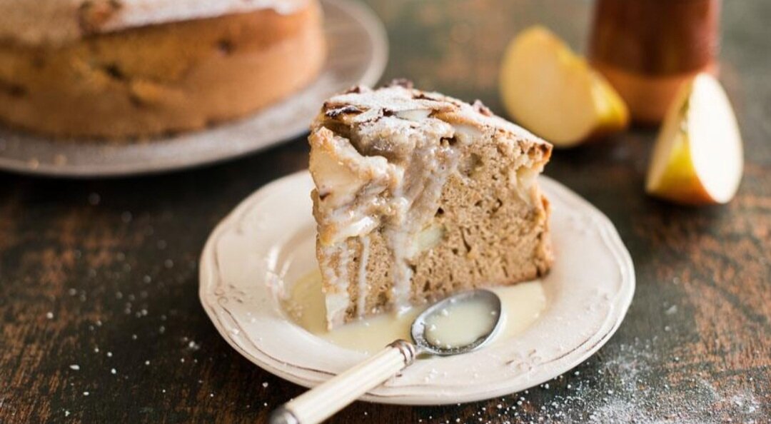 Шарлотка с яблоками и грушами. Пять ужинов шарлотка с грушей. Шарлотка с грушей в духовке. Глазированная груша рецепт приготовления по шагово. Шарлотка с грушей в духовке грушевое наслаждение.