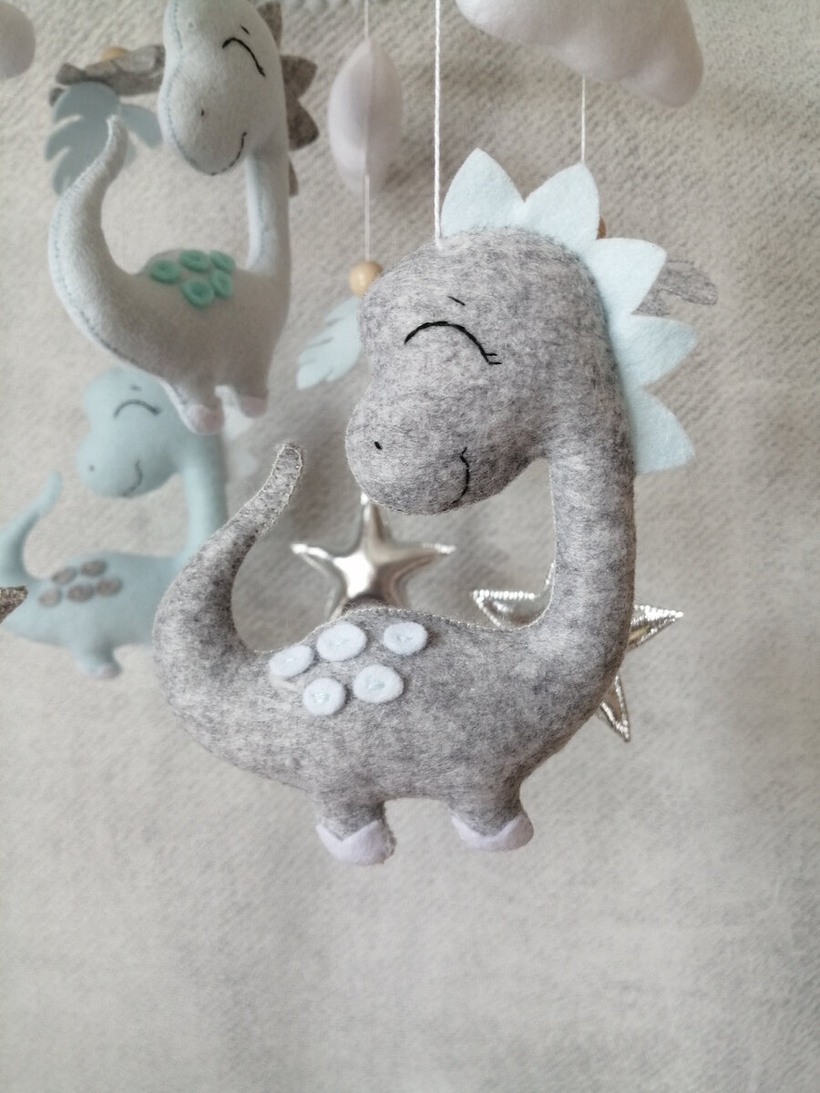 Мобили ручной работы практически невозможно встретить в магазинах! Они шьются под заказ с учётом индивидуальных пожеланий! Переходите в группу ВК и заказывайте мобиль для своего малыша, и не только🙂