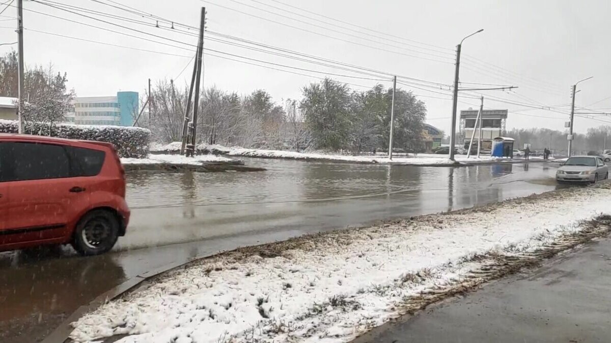 Затопленная дорога. Оттепель Оренбург. Дорога под водой затопленная.