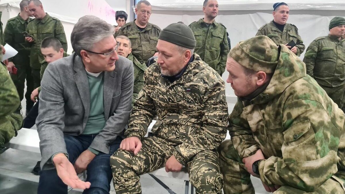     Депутат Государственной Думы РФ от Татарстана Айрат Фаррахов вместе с главой Альметьевска Тимуром Нагумановым приехал к добровольцам и мобилизованным на Каzan Expo. По словам народного избранника, татарстанцы внесли ряд предложений, которые должны решить на федеральном уровне.