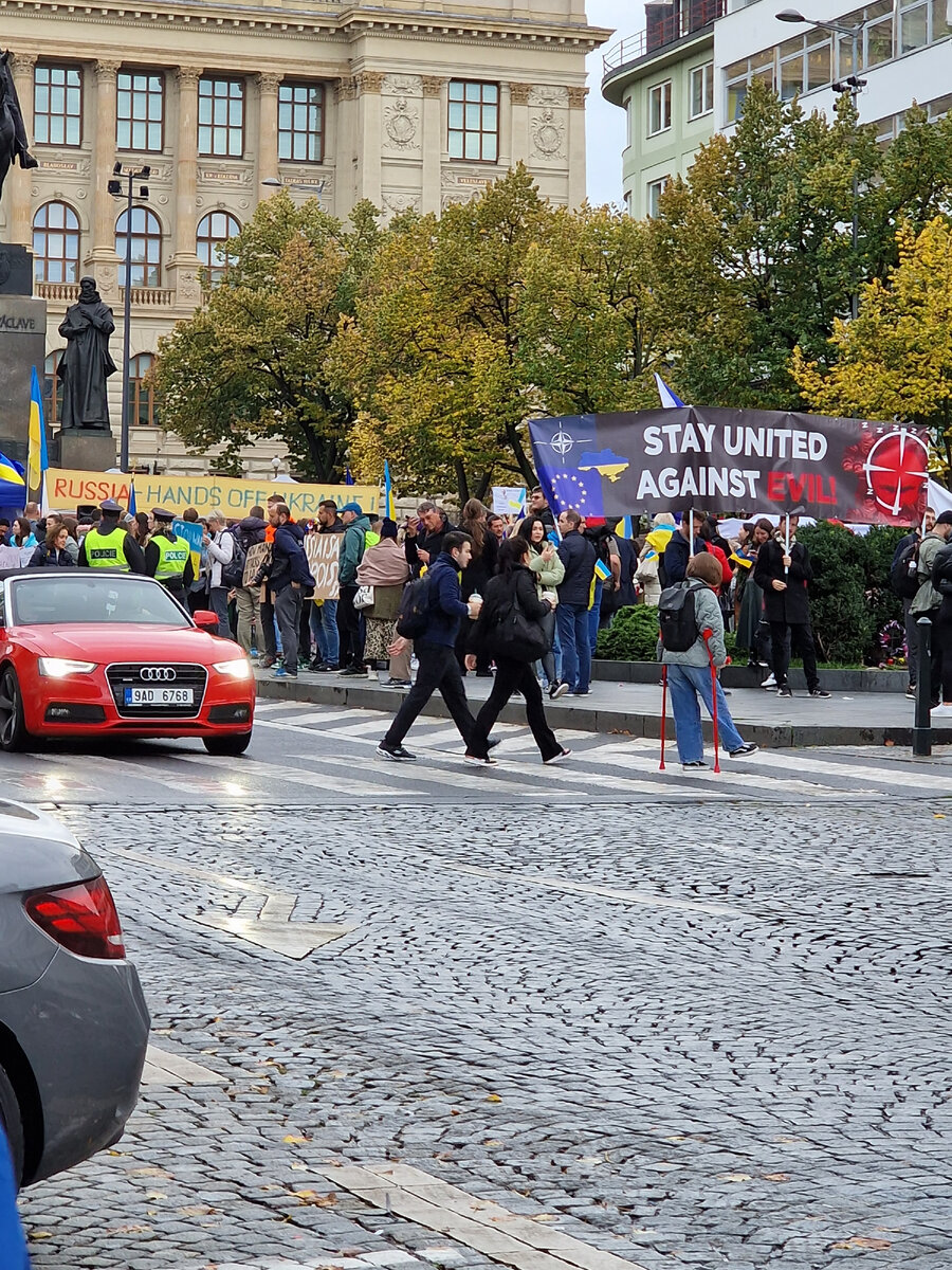 Фото автора: проукраинский митинг в Праге. Народу негусто