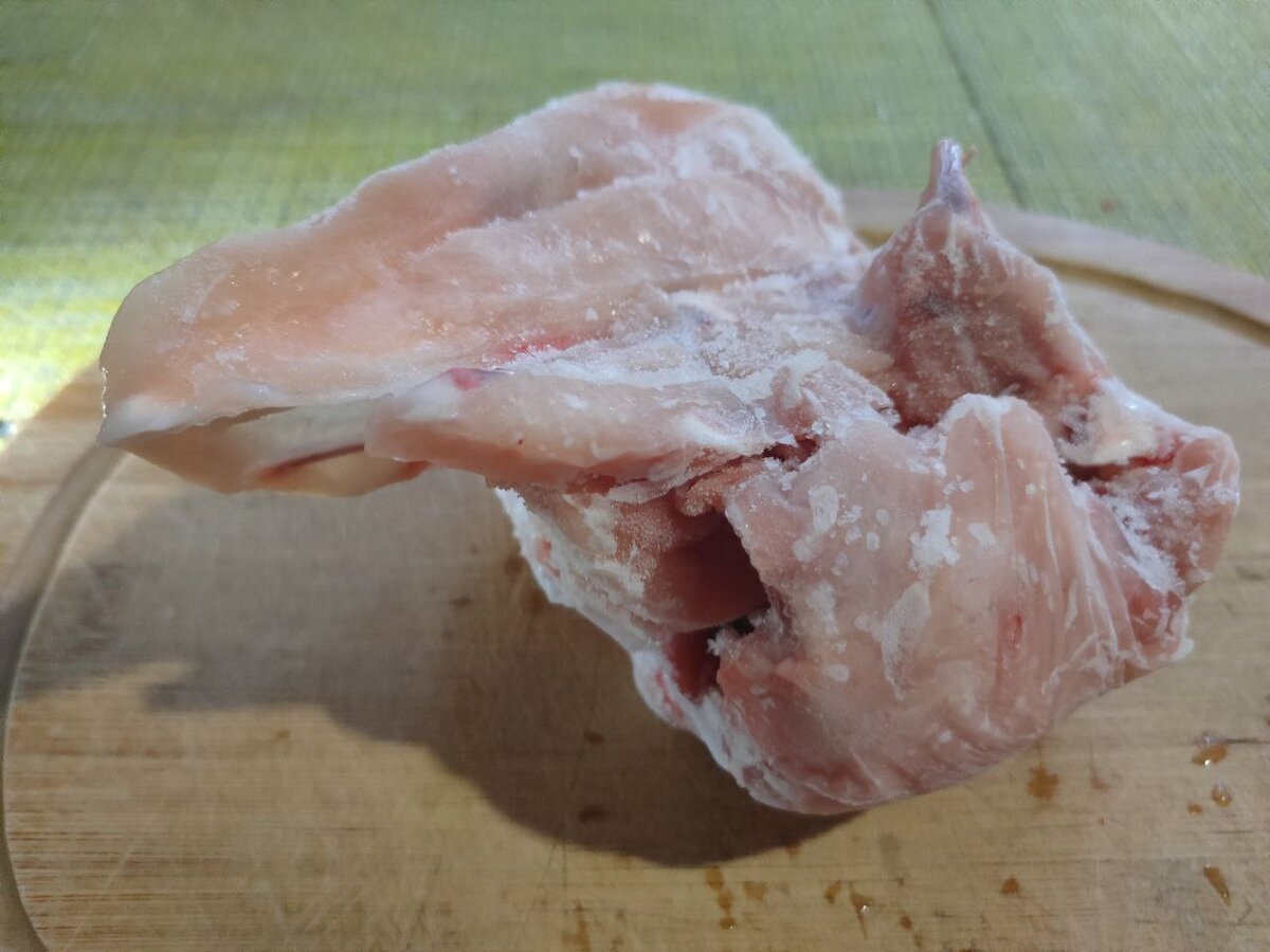 Суповой набор - это спина курицы и грудка, практически без мяса.
