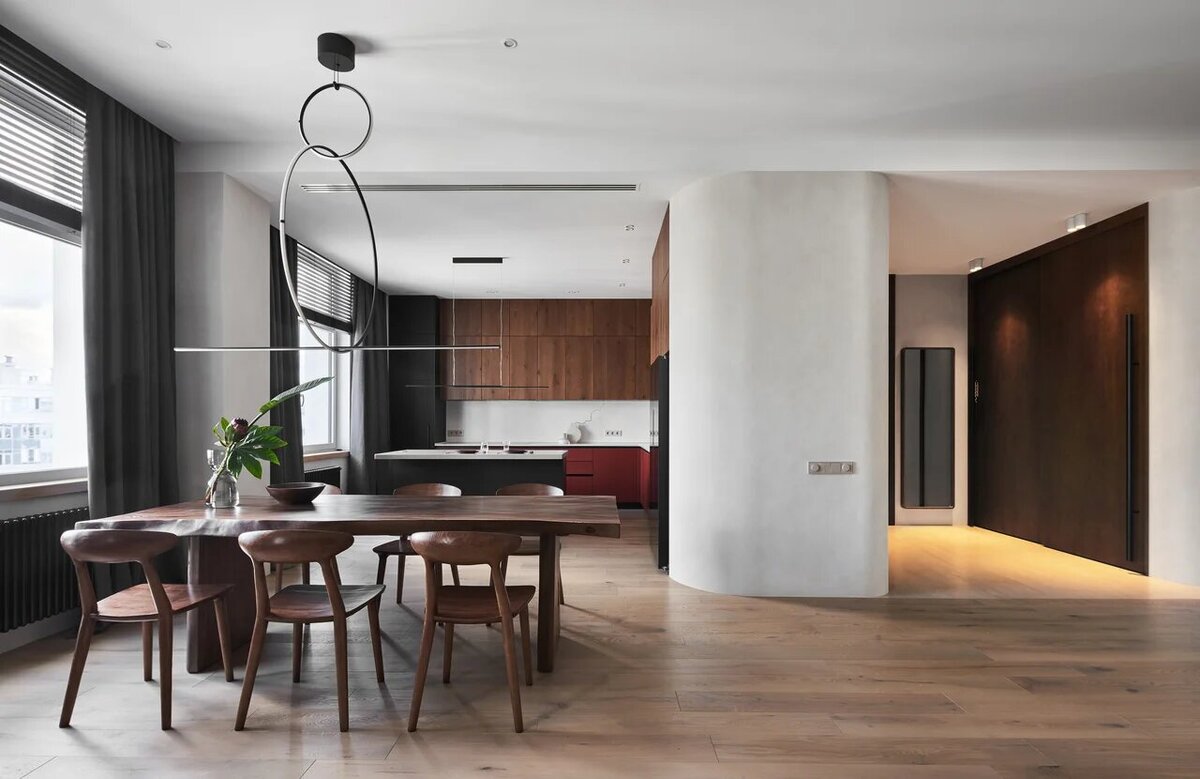 Квартира по проекту Николая Банникова, Санкт-Петербург. Стол Teak House. Люстра Flos. Бра Artemide. Кухня Zeiko. Cтолярные изделия по эскизам дизайнера, «Мастерские Палладио». Стулья Artfabric.
