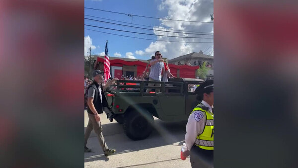 Момент броска банки пива в сенатора-республиканца Теда Круза. Видео © Twitter / BNODesk