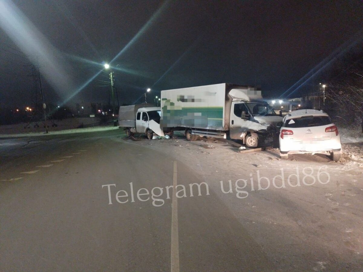    Три автомобиля столкнулись в Нефтеюганске, есть пострадавший