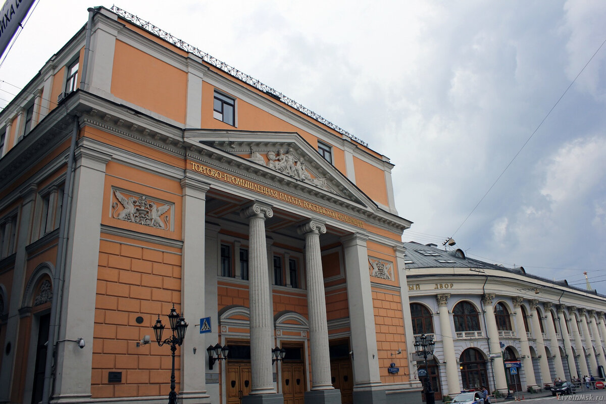Здание, ранее принадлежавшее Московской Бирже и Гостиный Двор.