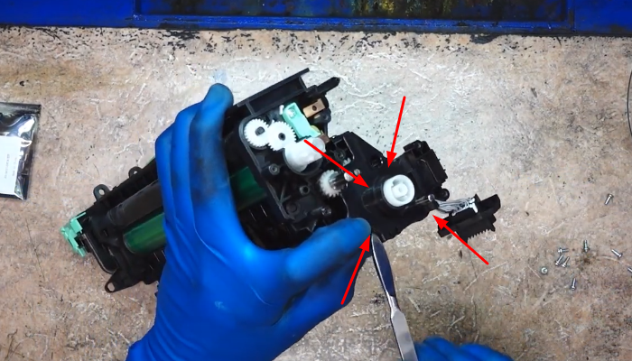 Фото 32. Выкручиваем указанный винт