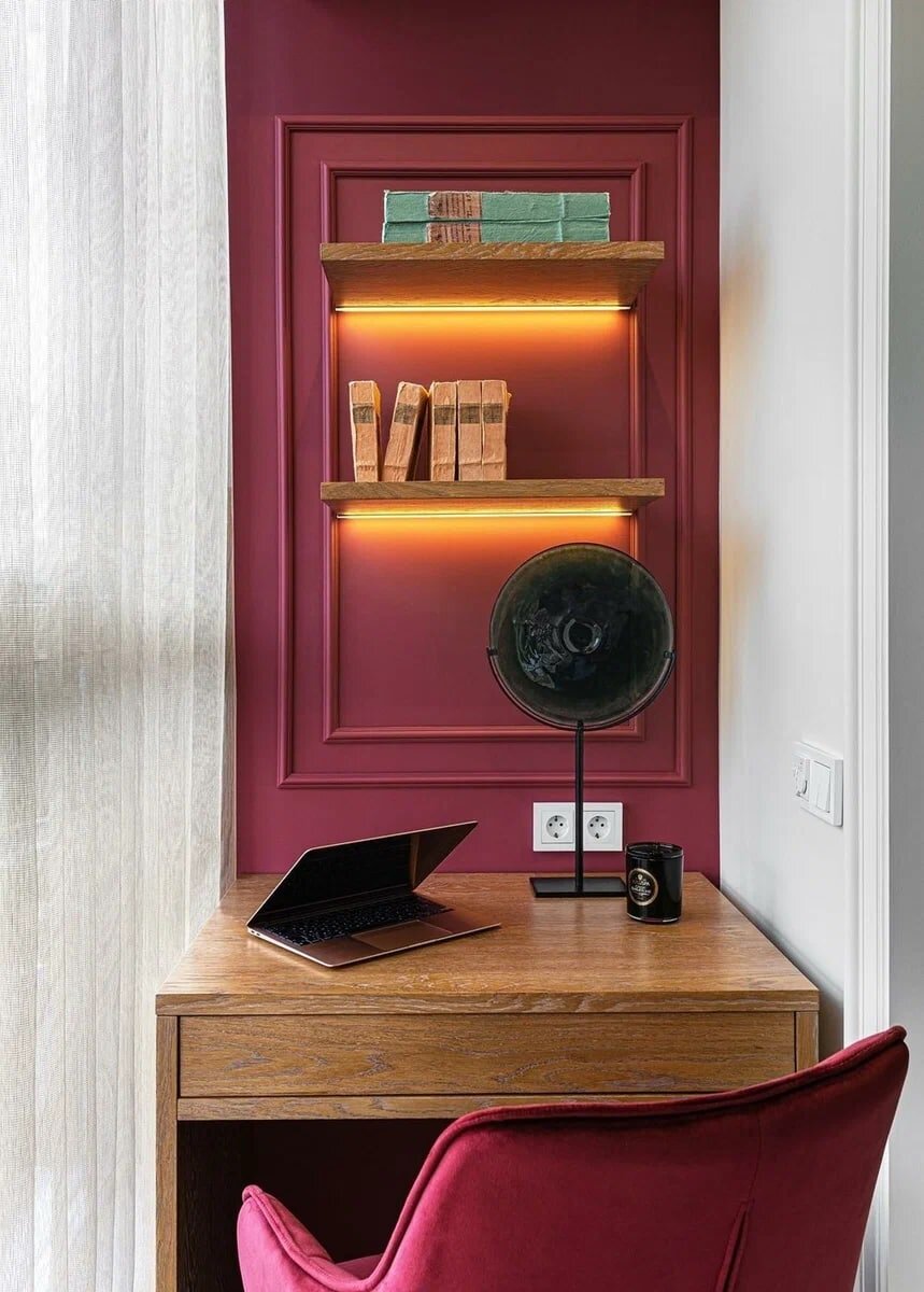 Зеркала, золотые детали и насыщенные цвета. Современный элегантный интерьер бывшей однушки 42 кв.м.