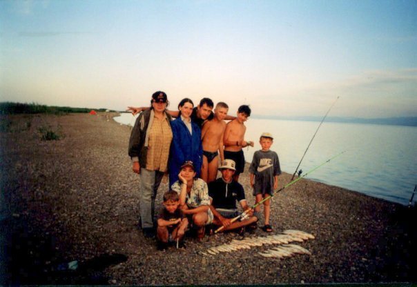 Ребята на берегу Капчагайского водохранилища, возникшего в 70е годы во времена руководства Казахстаном Д. А. Кунаева. Фото сделано автором в июле 2003. О водохранилище расскажем в одной из следующих статей о Казахстане.