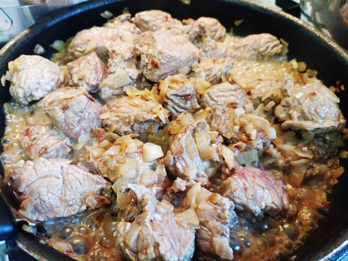 Жарка мяса с луком
