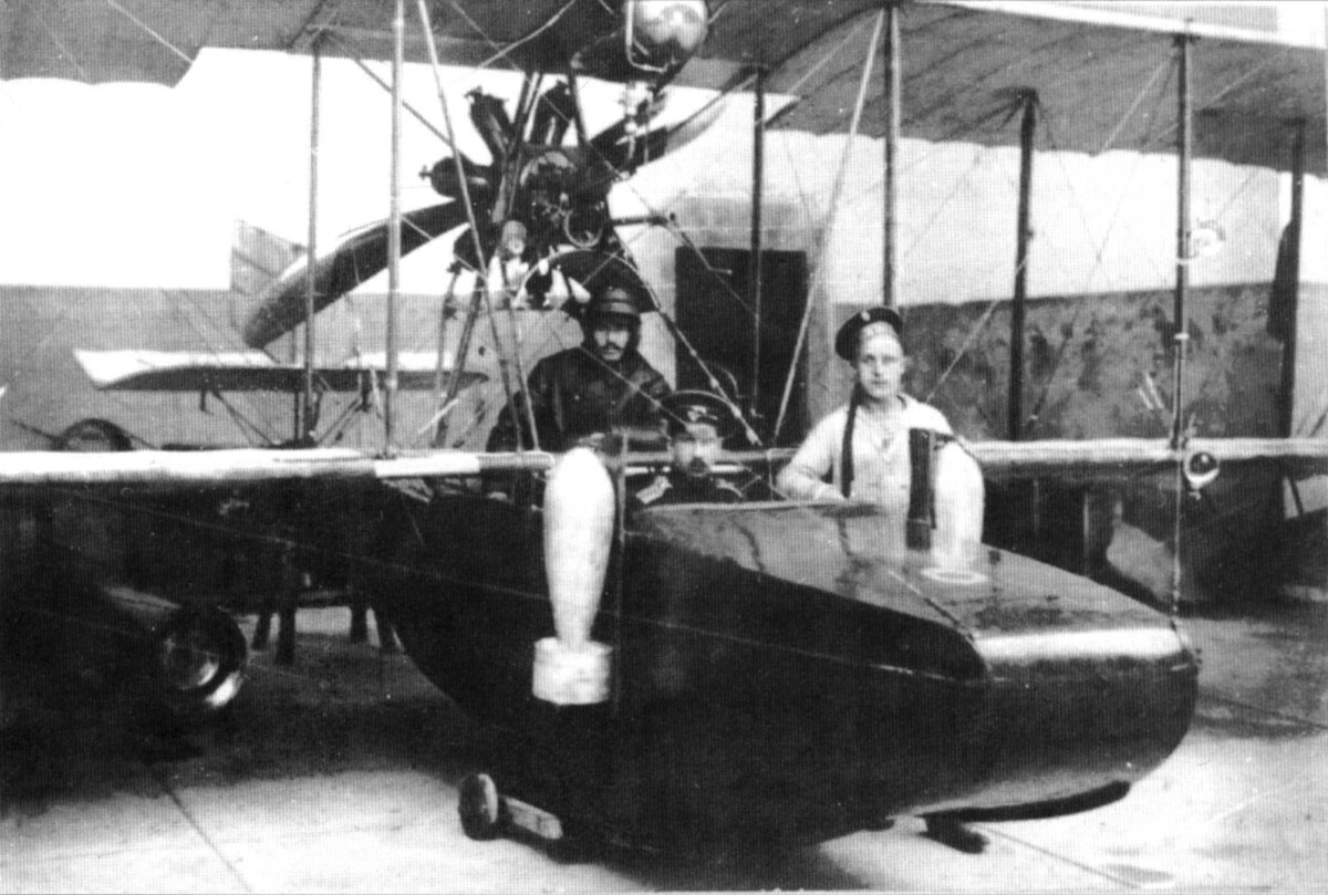 Летающая лодка М-1 – авиастанция Балтфлота Кильконд, сентябрь 1914 г. В кабине в летном шлеме унтер-офицер А.И. Томашевский (впоследствии известный советский летчик), в офицерской форме лейтенант И.И. Кульнев, разбившийся 7 мая 1915 г., стоит у аппарата матрос Г. Блинов, погибший в авиакатастрофе 6 июля 1915 г.