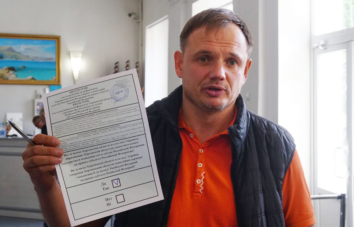    Заместитель главы администрации Херсонской области Кирилл Стремоусов голосует на референдуме о присоединении Херсонской области к России на одном из избирательных участков в Херсоне