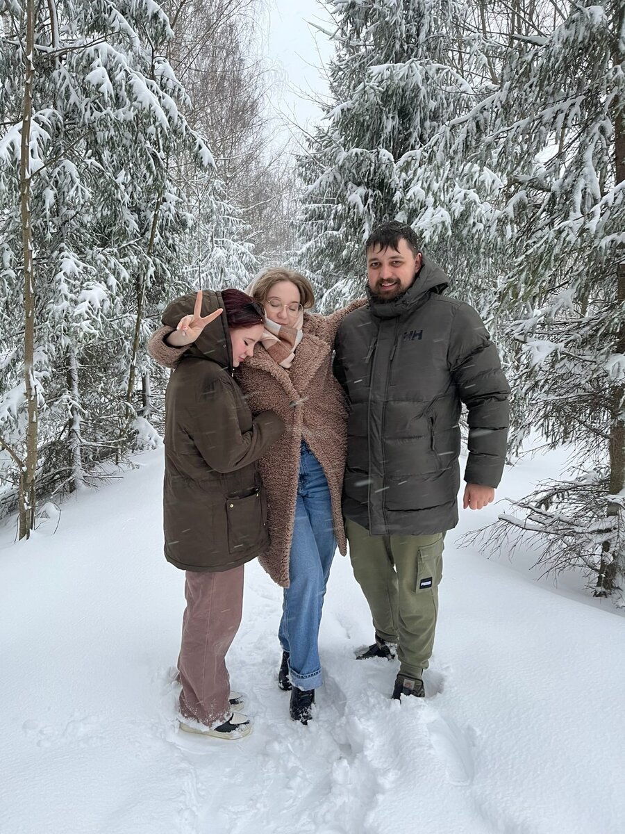 Это фотка с апреля 22 года. Мы с Мишей ходили на концерт к сестре, она на тот момент занималась в кружке английского театра.