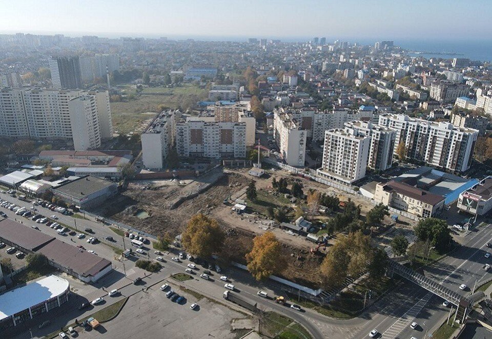     На месте винзавода "Лазурный" возводят бетонные джунгли. Фото: Телеграм-канал "АнапаАэро"