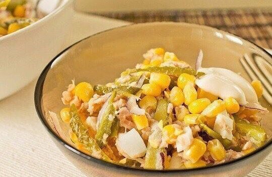 Кукурузный салат с тунцом и солеными огурцами - Все рецепты