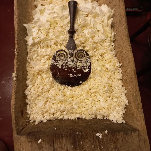 Сечка для капусты, корытце и сама капуста. Рубленая. В тот размер, в который надо. 