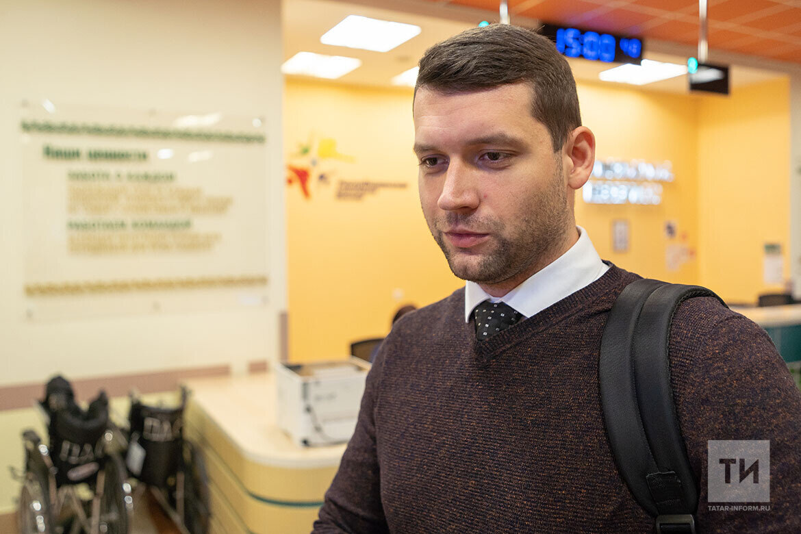 ​Экскурсию по обновленной клинике помог провести руководитель направления здравоохранения Центра цифровой трансформации Татарстана Алексей Клонцак. Фото: © Владимир Васильев / «Татар-информ»