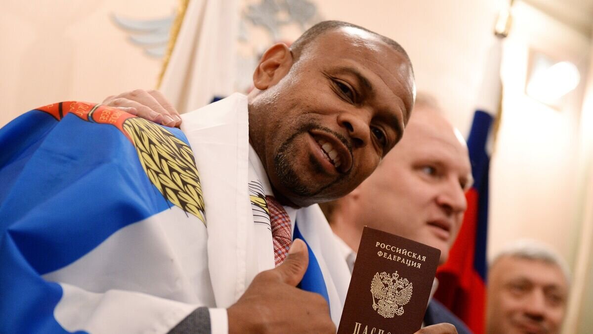    Боксер Рой Джонс-младший получил российский паспорт в Федеральной миграционной службе РФ© РИА Новости / Алексей Филиппов