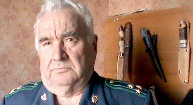 Прозорливый взгляд Коротаева Владимира Ивановича: "На месте катастрофы я...выявил... свидетелей, которые рассказали, что в день убийства студентов пролетал какой-то шар. Свидетели - манси Анямов, Санбиндалов, Куриков - не только описали его, но и нарисовали (рисунки эти из дела потом изъяли)...материалы вскоре затребовала Москва, в частности заместитель прокурора республики Ураков...первый секретарь горкома партии Проданов прозрачно намекает...- дело прекратить... указание «сверху»...я сообщаю Темпалову... услышал то же самое: дело прекратить...я узнал, что его взял в свои руки Иванов, который быстренько его и свернул... не его в этом вина...давили...в режиме страшной секретности...генералы, полковники, строго предупреждали нас, чтоб зря язык не распускали...поначалу в смерти туристов обвиняли манси...анатомировали...дятловцев...все охранялось КГБ...я был в качестве санитара...в морге стояли две большие бочки со спиртом...мы все в них буквально чуть не купались...мой вывод относительно гибели группы Дятлова один: их убило взрывом какой-то свалившейся с неба ракеты (можно сказать, шара, НЛО)...по характеру травм, всех их довольно высоко приподнимало и швыряло, ударяло оземь..."