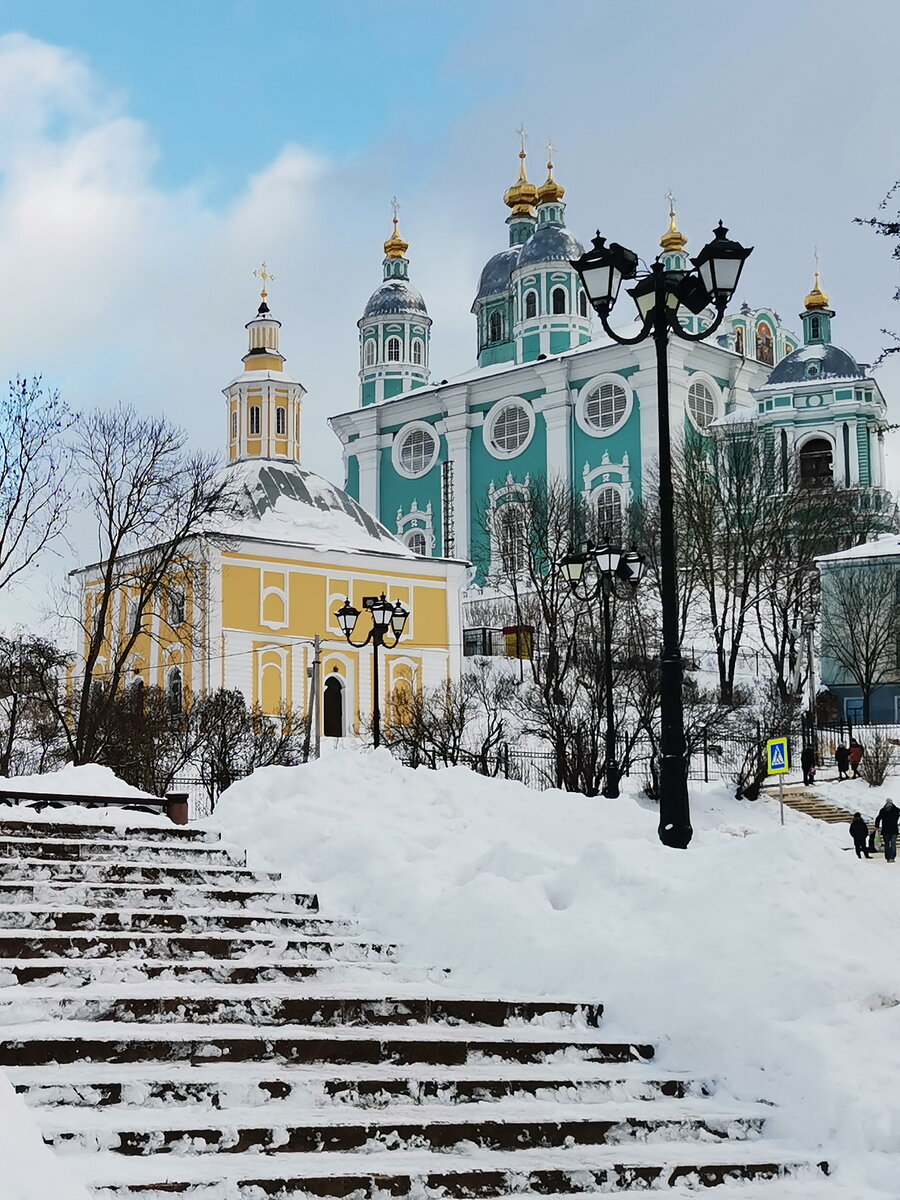 Вид на собор и Церковь Благовещения Пресвятой Богородицы с ул. Большая Советская