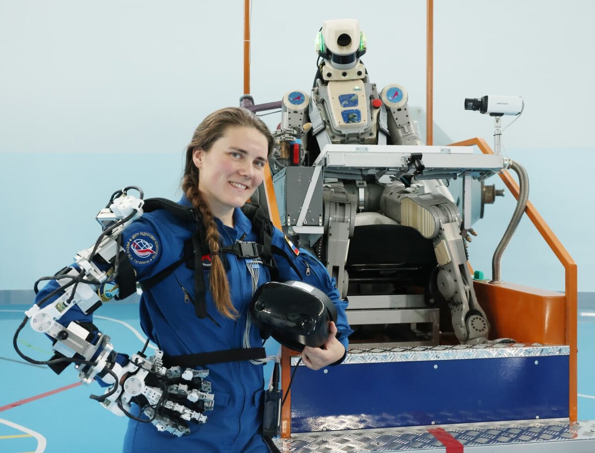 Анна Кикина и антропоморфный робот 