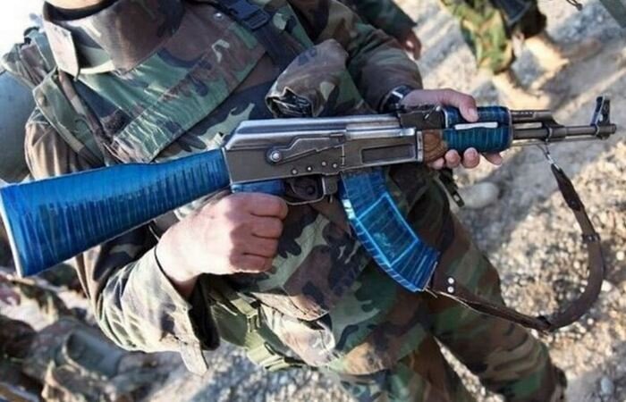 Зачем афганцы и сирийцы обматывают автоматы Калашникова синей изолентой ...