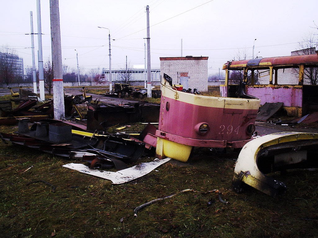 Обещали теплый бокс и работу, но не уточнили, что в качестве запчастей. 