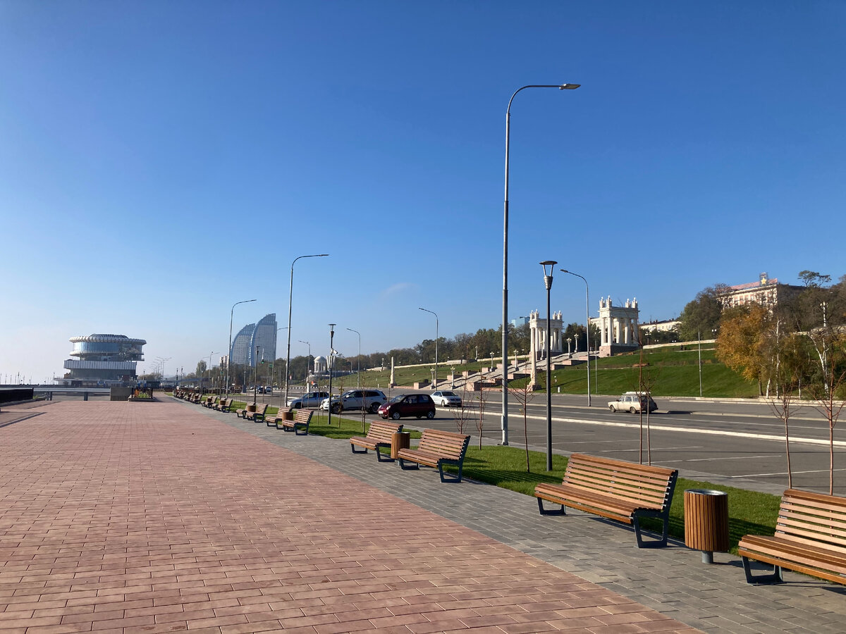 Вдали - "Паруса", слева - "Шайба". Там и ресторан "Река", и Волгоградская филармония, и Волгафит, и много чего.