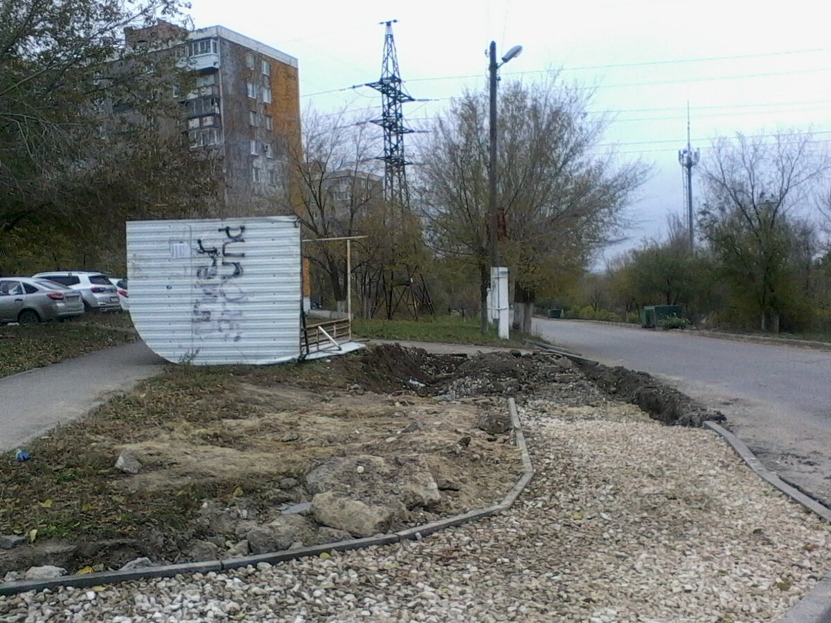 В Вольске при ремонте остановку опрокинули и бросили | Вольск.ру | Дзен