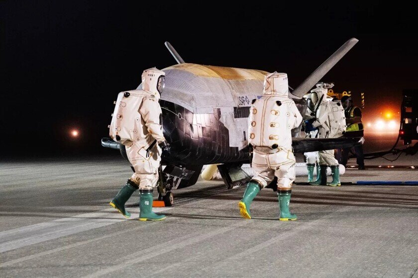    Техники работают с недавно приземлившимся X-37B. Фото: Boeing/US Space Force