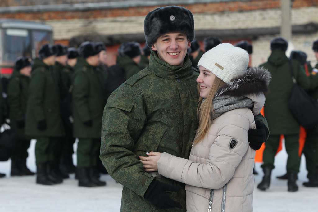 Забирает молодых. Провожают в армию. Проводы новобранцев в армию. Парня провожают в армию. Провожают в армию ребят.