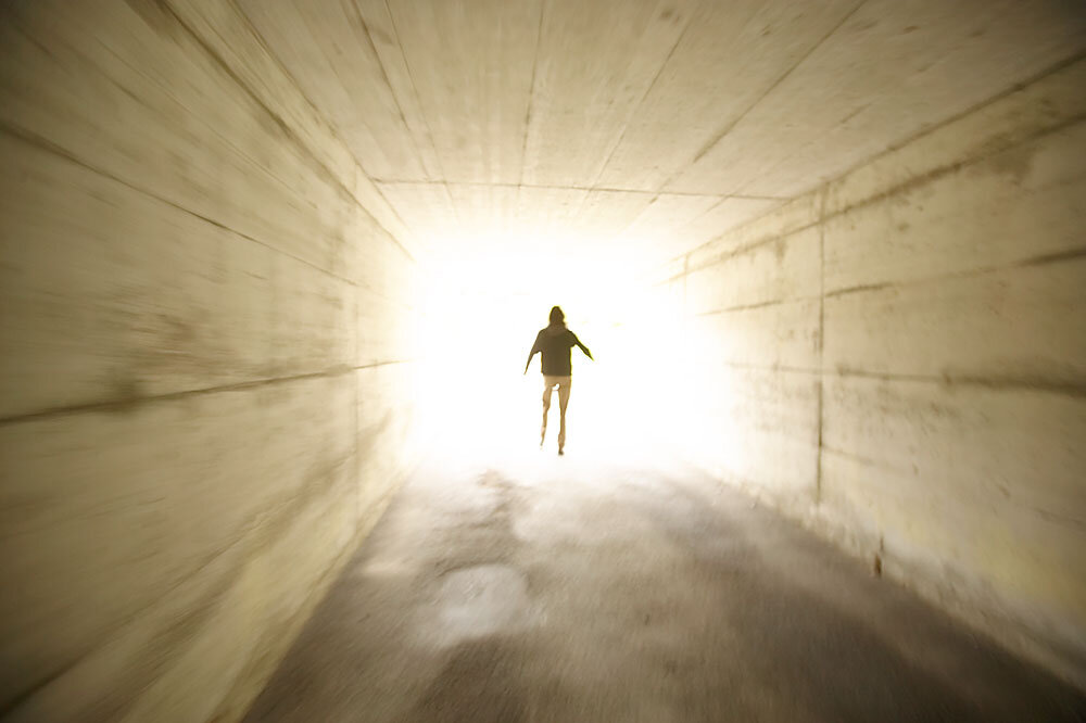 Свет после смерти. Свет в конце тоннеля. Человек идет на свет. Свет в конце туннеля после смерти.