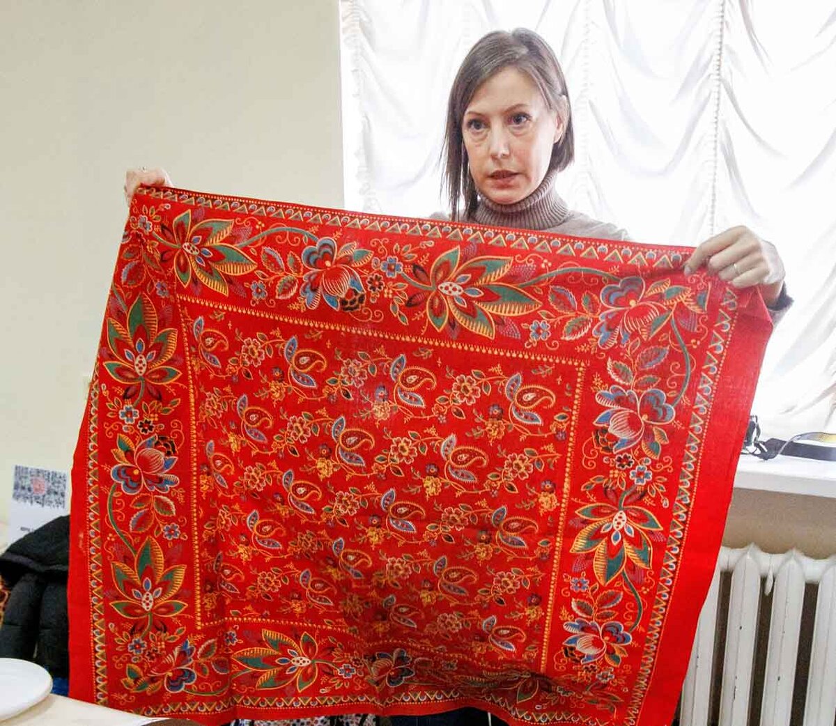 Мастер ручной набойки из Санкт-Петербурга Катерина Кондратьева рассказывает о традиционных узорах на примере старинного набивного платка из личной коллекции
