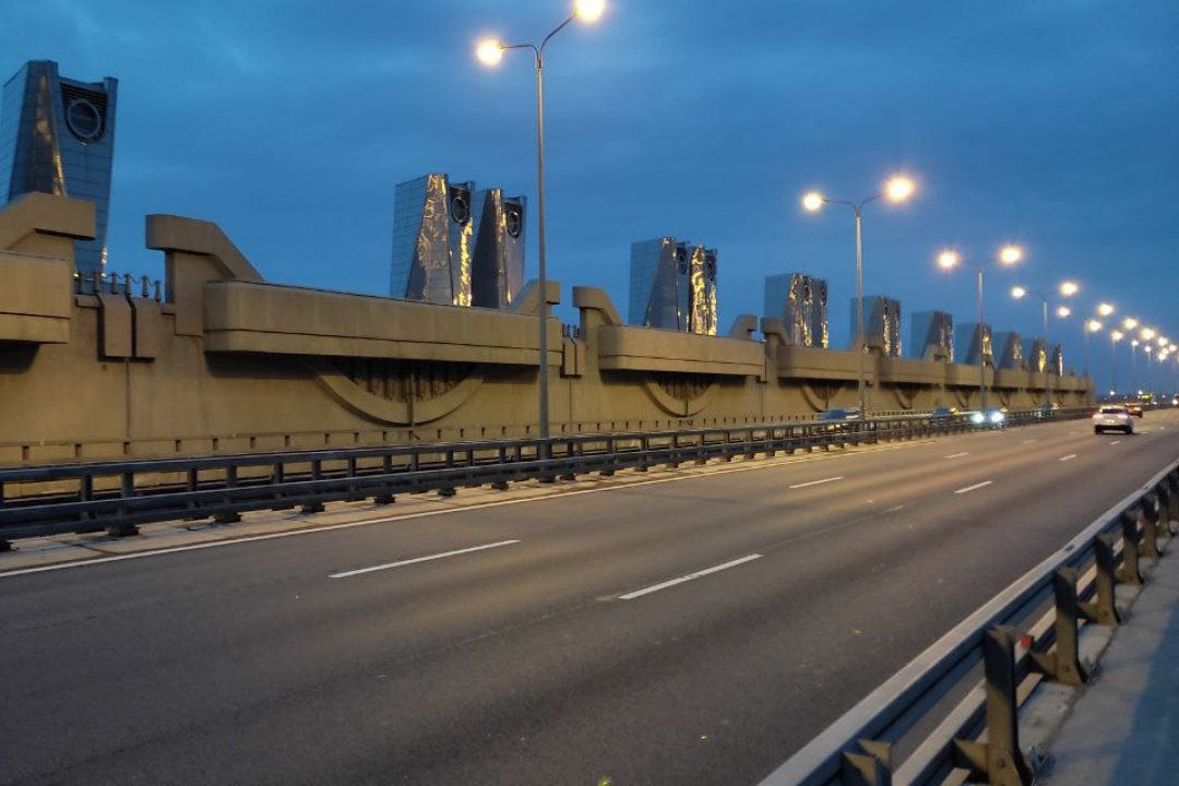 Защитные сооружения от наводнения по дороге в Кронштадт.